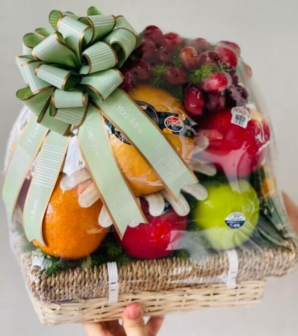 Làm giỏ quà trái cây đa dạng màu sắc.