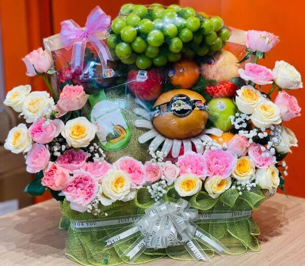 Giỏ quà trái cây ấn tượng với hoa trang trí xung quanh.