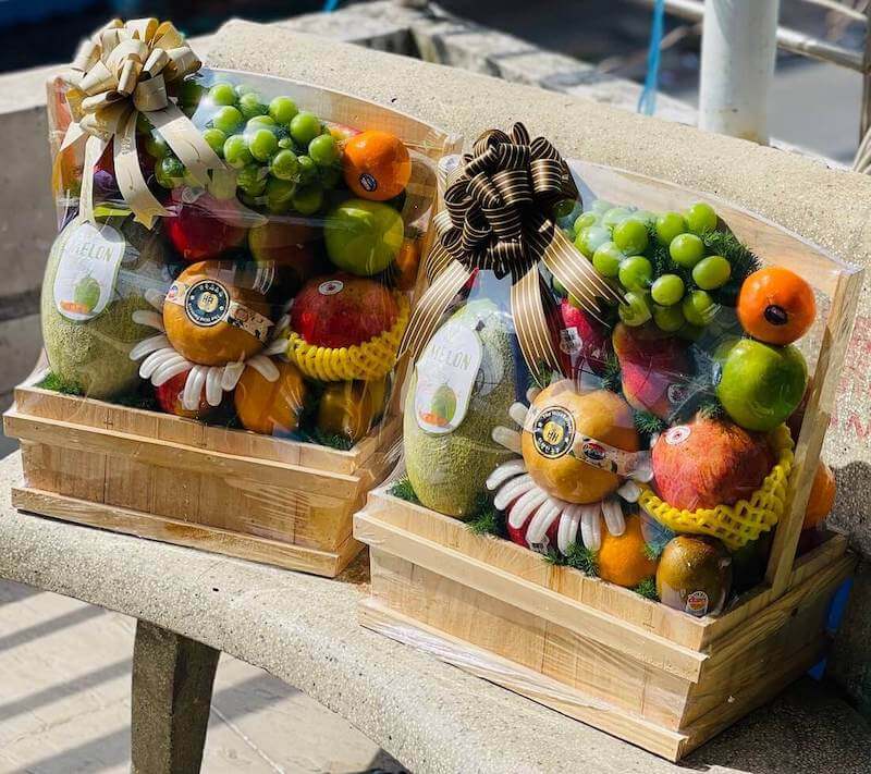 Giỏ quà trái cây trang trọng với chất liệu giỏ từ gỗ.