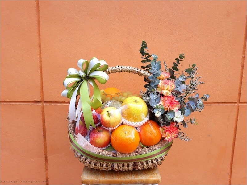 Giỏ quà trái cây kính viếng Thuận An kết hợp hoa ý nghĩa.