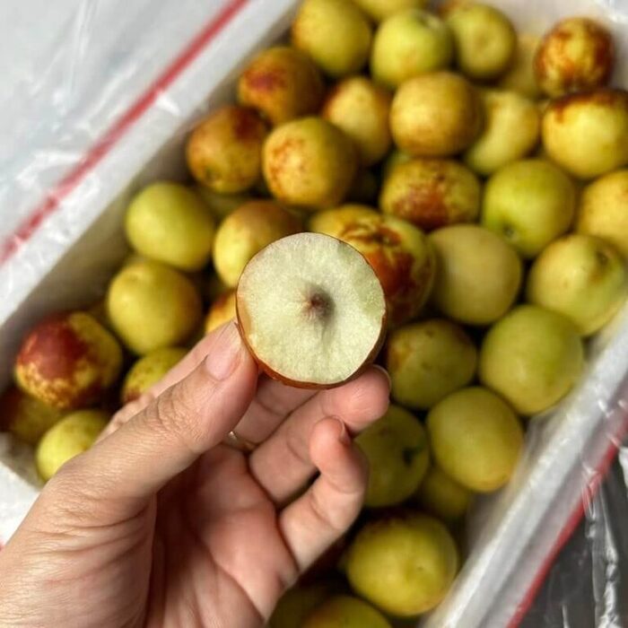 Sản phẩm hồng táo dẹt tại cửa hàng trái cây nhập khẩu Thuận An