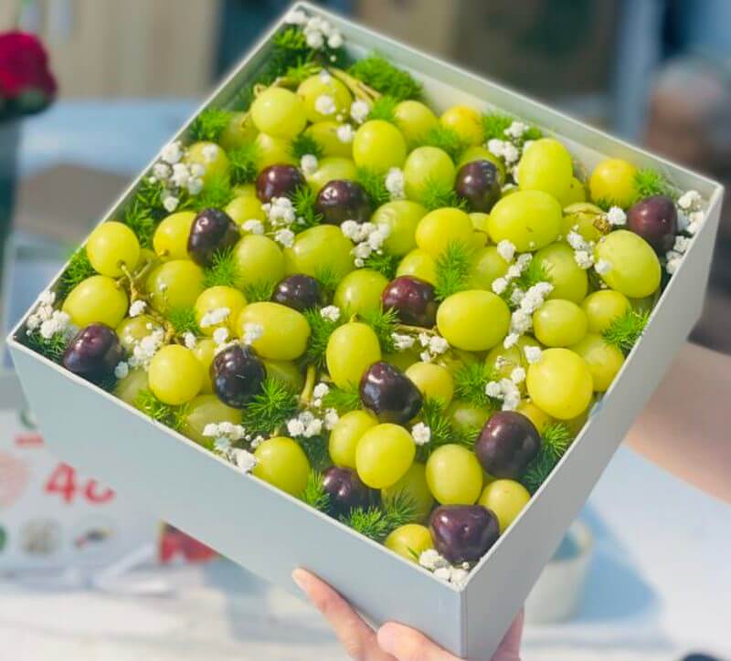 Hộp quà trái cây nhỏ nhắn cùng cherry và nho xanh.