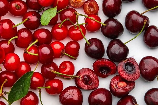 quả cherry tươi ngon và ngọt thường có màu tươi mới, đỏ thẫm hoặc đỏ đô
