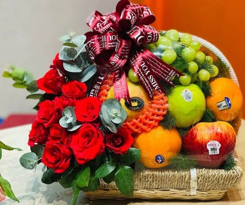 Giỏ quà trái cây là món quà ý nghĩa cho dịp lễ tình nhân.