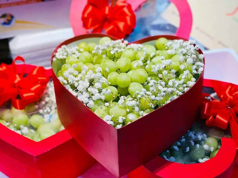 Giỏ quà trái cây valentine cùng nho xanh ngọt ngào.