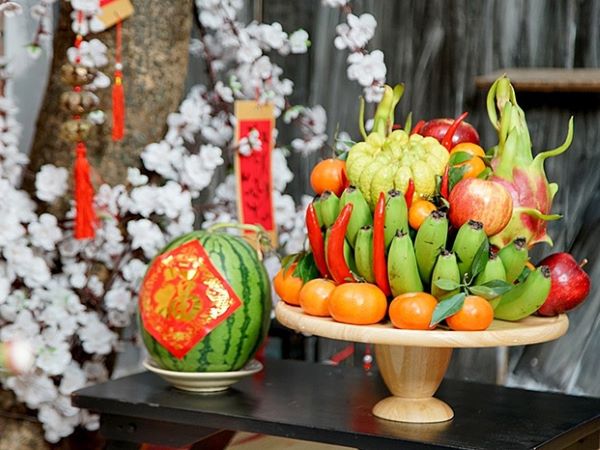 Mâm ngũ quả truyền thống với những loại trái cây dễ dàng tìm mua tại nhiều nơi