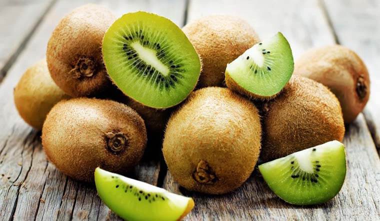 Quả kiwi, giàu axit folic nên là một trong những loại trái cây tốt cho bà bầu vì giảm rủi ro dị tật ống thần kinh ở trẻ