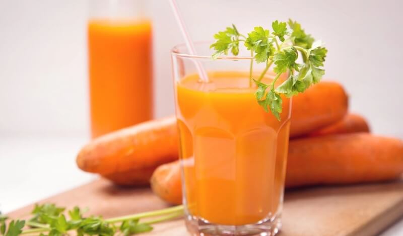 Nước ép cà rốt, dưa lê tốt cho thị lực.