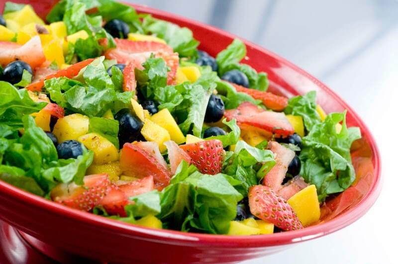 Salad hoa quả với sữa chua cung cấp nhiều dưỡng chất.