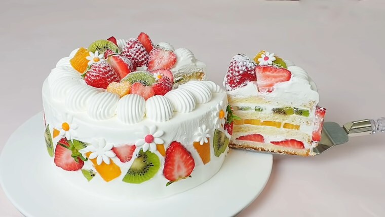 Bánh sinh nhật trái cây với kem tươi