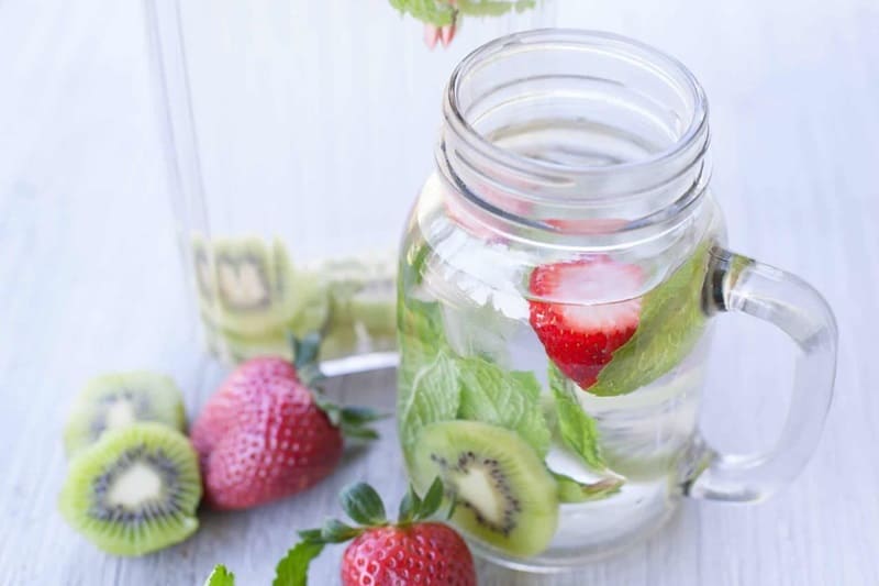 Công thức làm nước detox đẹp da từ kiwi và dâu tây