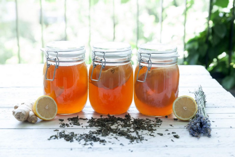 Đậy bằng vải và để nơi tối thoáng mát trong 2–3 tuần, SCOBY sẽ hình thành ở mặt trên