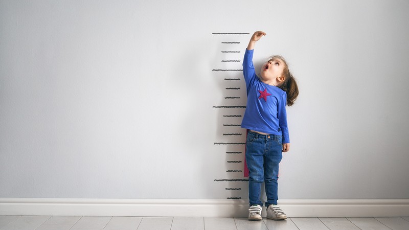 Sự phát triển chiều cao ở trẻ phụ thuộc vào nhiều yếu tố.