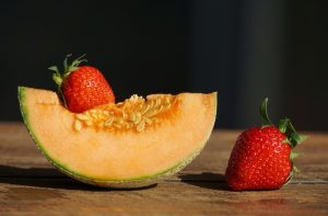 Ăn dưa lưới có nổi mụn không?