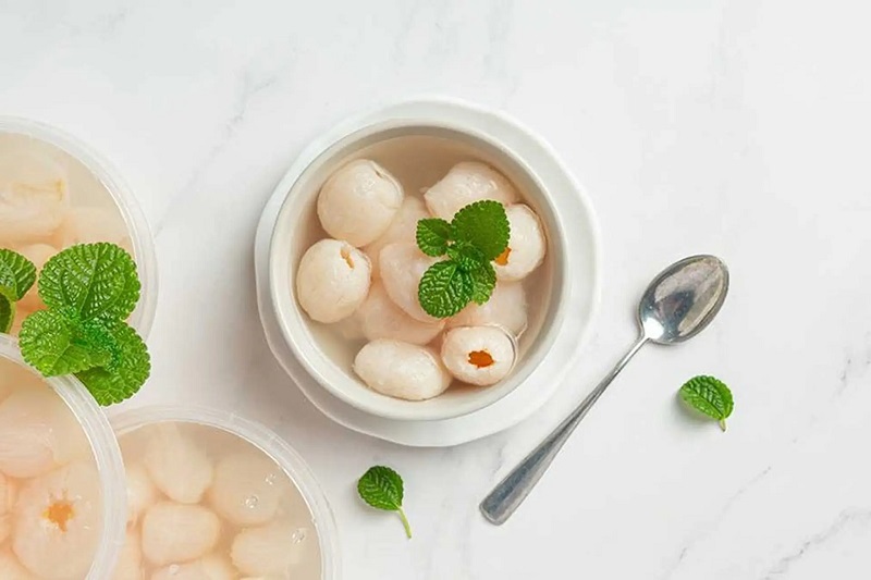 Vải thiều ngâm là cách làm đơn giản với hương thơm tự nhiên mang đến cảm giác sảng khoái