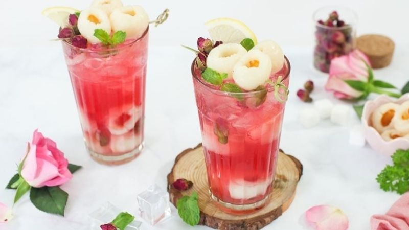 Trà vải hoa hồng kết hợp vị tươi mát của nước cốt chanh, chút ngọt dịu từ siro và những quả vải mọng nước xua tan oi bức trong những ngày hè nóng nực