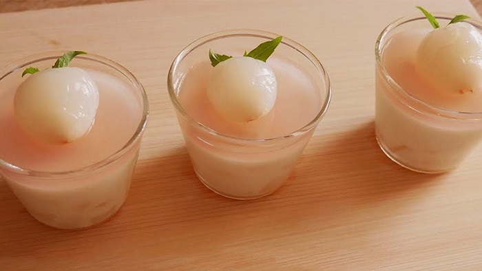 Panna cotta vải nổi tiếng là món tráng miệng vừa đẹp mắt vừa ngon miệng, đặc biệt tốt cho sức khỏe