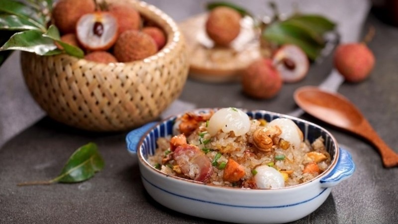 Cơm chiên trái vải là sự hòa quyện độc đáo giữa hạt cơm mang đến cảm giác lạ miệng và hấp dẫn