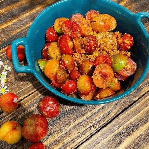 Mận hậu lắc muối ớt sở hữu màu sắc bắt mắt, từng miếng mận giòn ngon kết hợp vị chua thanh tự nhiên cùng vị cay nồng của ớt