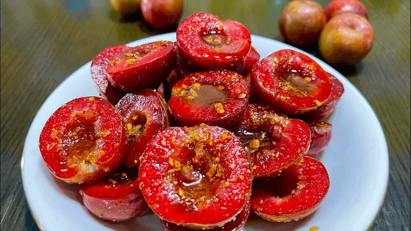 Rửa sạch mận rồi ngâm trong nước muối pha loãng khoảng 15 phút để làm sạch và tăng độ giòn