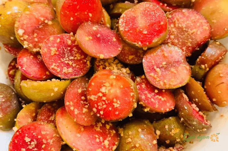 Từng miếng mận giữ được độ giòn và vị chua đặc trưng tạo nên món ăn vặt vô cùng hấp dẫn và khó cưỡng