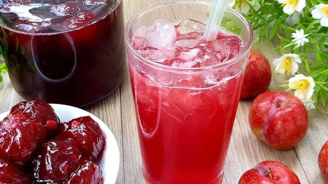 Thưởng thức thành phẩm rượu mận sau 3 tháng ủ