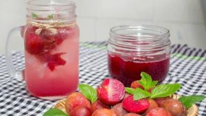Cho 1 muỗng canh mứt mận sên và pha với nước để thưởng thức