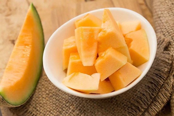 Dưa lưới cắt lát chấm sữa đặc