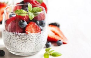 Vị ngọt tự nhiên của trái cây tươi và sự giòn sần của hạt chia nở, món này phù hợp cho bữa sáng nhanh, tráng miệng