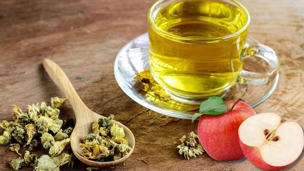 Giảm cân với trà táo và hoa cúc