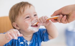 Sinh tố mix sữa chua chỉ nên được đưa vào thực đơn khi trẻ từ 6 tháng tuổi trở lên