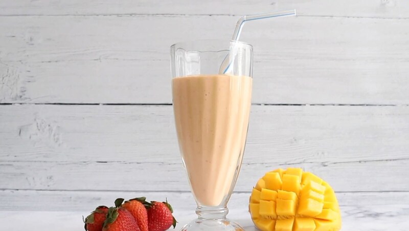 Sinh tố táo sữa chua mix dâu tây và xoài là món ăn dặm thơm ngon, màu sắc bắt mắt và giàu dưỡng chất