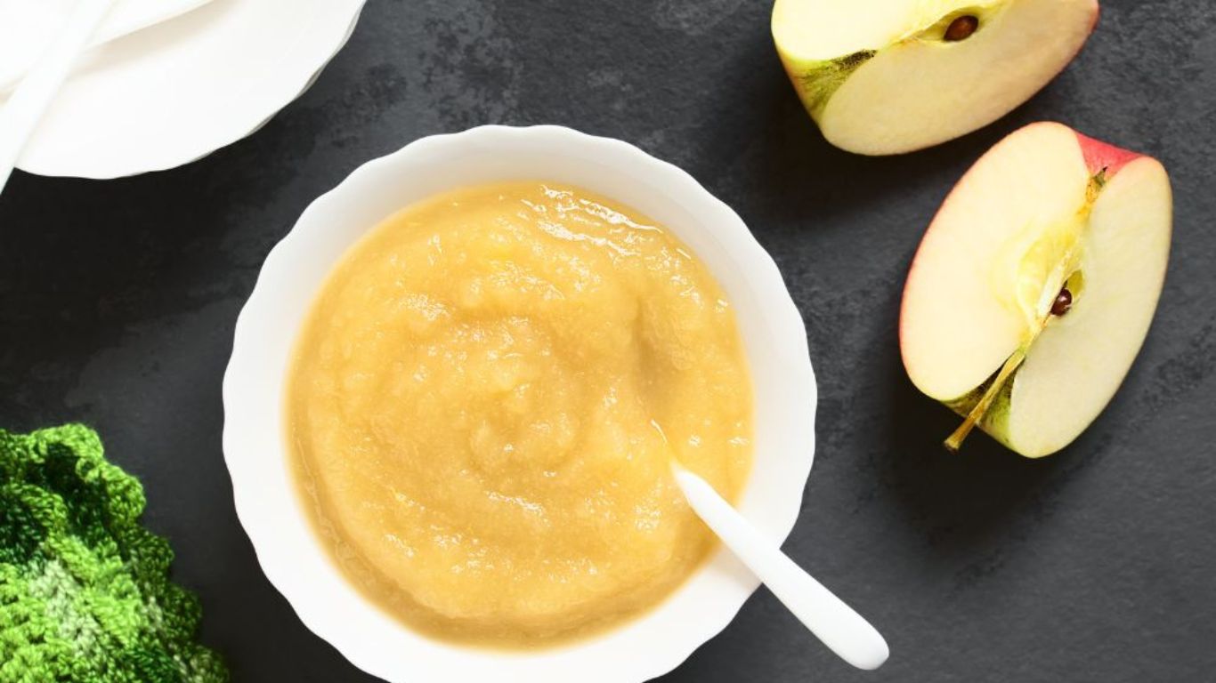 Táo nghiền là món ăn dặm cơ bản và phù hợp cho bé